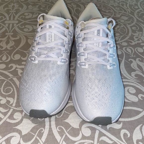 Brand new women white nike shoes - Picture 4 of 13